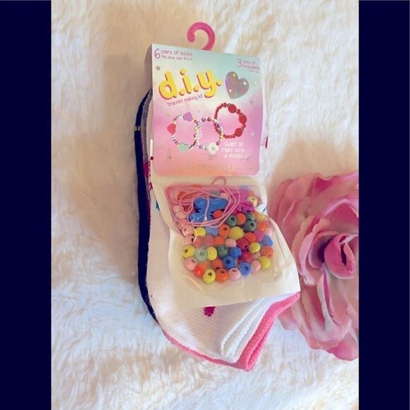 D.I.Y. Girls 6 Pairs of Socks, Bracelet making kit - Picture 1 of 12